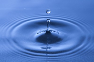1200px-Water_drop_impact_on_a_water-surface_-_(2).jpeg