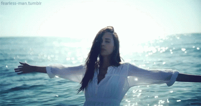 99px_ru_animacii_26631_devushka_padaet_v_vodu.gif