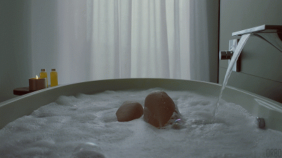 99px_ru_animacii_31878_devushka_lejit_v_napolnennoj_vannoj.gif